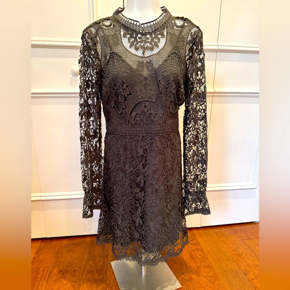 NWT Lace midi dress
Fully lined
Size 4